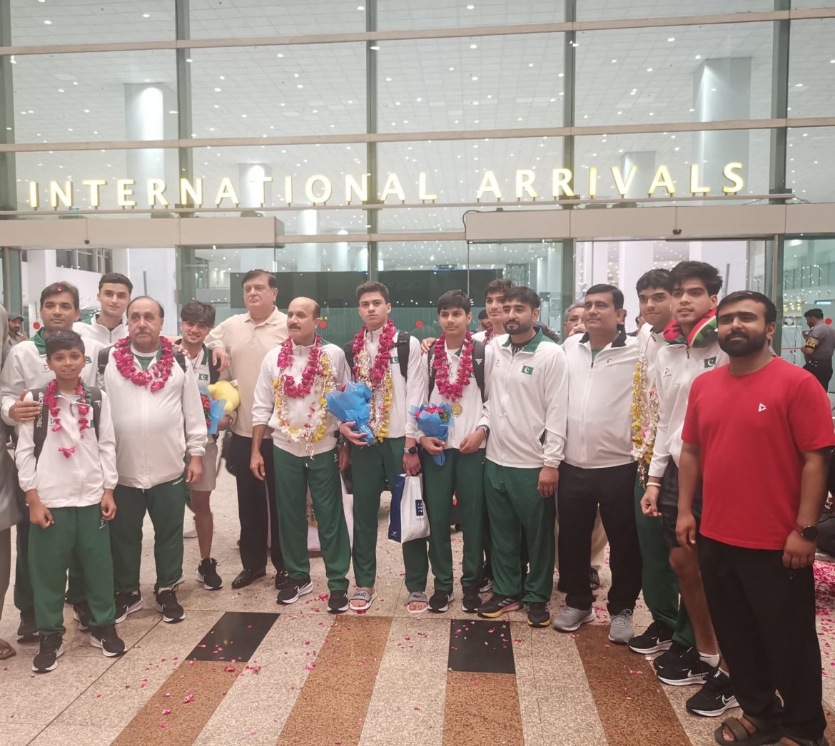 Warm Welcome for Pakistan Junior Squash Team at Islamabad International Airport